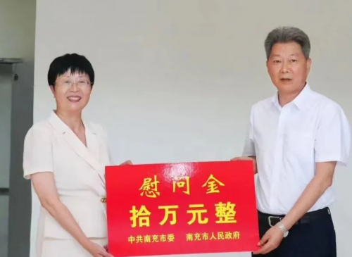 南充市人大常委會(huì)主任潘國(guó)華一行蒞臨我?？赐繂?wèn)一線教師代表