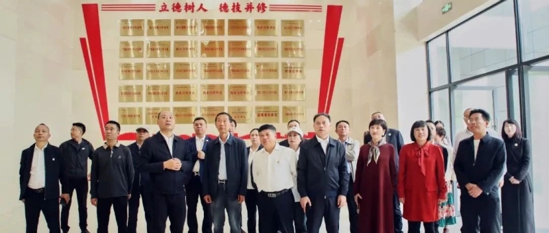 陜西南充商會來我?？疾旖涣鞑⑴e行圖書捐贈儀式