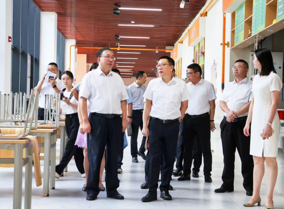 南充市委常委、市總工會(huì)主席方雷一行蒞臨學(xué)校調(diào)研指導(dǎo)